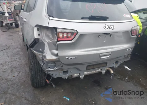 2022 Jeep Compass Latitude 4X4 z USA, uszkodzony, nr VIN 3C4NJDBB7NT133230